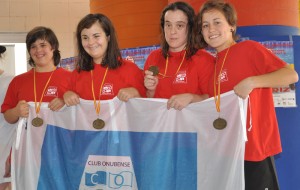 El equipo femenino de 4 x 100 logró la medalla de oro. 