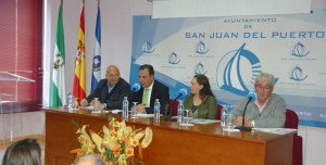 Un momento del acto de la firma del convenio entre el Ayuntamiento de San Juan del Puerto y el Cajasol Sporting.