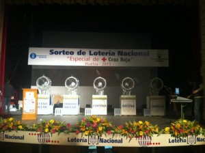 El escenario del Gran Teatro, perfectamente preparado desde este viernes. / Foto: Cruz Roja Huelva.