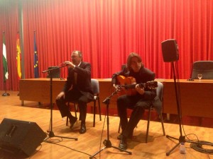 El cantaor alosnero Plácido González, acompañado a la guitarra por Antonio Dovao, realizó una exhibición de fandangos para los asistentes.