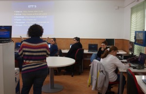 Los alumnos reciben su primera clase en el curso sobre Redes Profesionales para el Empleo en Aljaraque