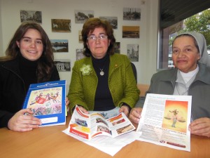 Una componente del grupo joven de Manos Unidas, María Paíz, ladelegada de la organización en Bella Vista, Pilar Jiménez, y la misionera de la Madre Laura, Esperanza Arboleda, visitan las instalaciones de Huelva Buenas Noticias