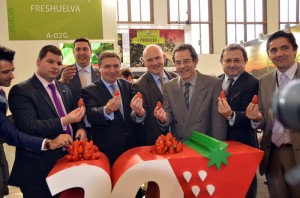 El consejero de Agricultura, Pesca y Alimentación, Luis Planas, durante su visita al stand de Freshuelva en Fruit Logística de Berlín