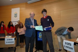 El alcalde de Huelva, Pedro Rodríguez, ha sido el encargado de entregar el premio.