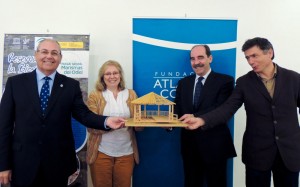 De izquierda a derecha, Antonio de la Vega, director general de la Fundación Atlantic Copper; Carmen Lloret, delegada territorial en Huelva de la Consejería de Agricultura, Pesca y Medio Ambiente; Heliodoro Mariscal, vicepresidente de la Fundación Atlantic Copper; y Enrique Martínez, director del Paraje Natural Marismas del Odiel, con una maqueta del futuro Observatorio Fundación Atlantic Copper. 