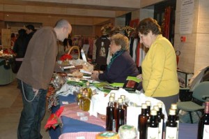 Proyecto Hombre organiza cada año un mercadillo en la Casa Colón de Huelva. / Foto: teleprensa.es.