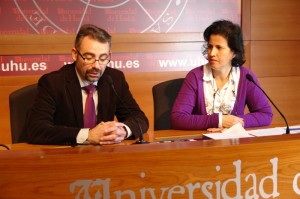 El Vicerrector de Extensión Universitaria y Relaciones Internacionales, Manuel José de Lara y la Directora de la Fundación Audiovisual de Andalucía (AVA), May Silva, durante la presentación de la muestra.