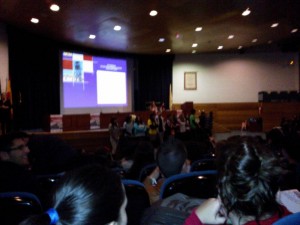 Tras un acto de bienvenida los alumnos se dividen para visitar las facultades según sus preferencias.