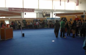 En el Pabellón de Deportes Príncipe de Asturias se encuentran instalados los stands informativos de todos los centros y servicios de la Universidad de Huelva.