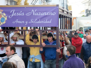 Los costaleros fueron recogiendo enseres por las distintas calles de la localidad.