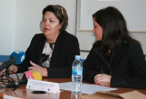 La representante de Fempes en la provincia de Huelva, Begoña Mayoral, junto con la concejala de Desarrollo Local y Economía del Ayuntamiento cartayero, Lucía Rodríguez, ha inaugurado la jornada de trabajo.