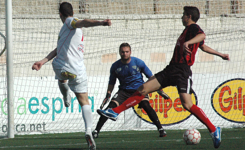 La Palma tuvo un complicado partido en su campo ante el Jerez Industrial. / Foto: Josele Ruiz.