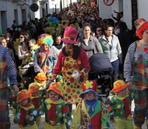 LLegada del multitudinario pasacalles a la plaza Juan Carlos I