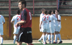 Los jugadores palmerinos celebran la consecución del primer gol ante el Chiclana Industrial, obra de Guarte. / Foto: Josele Ruiz.