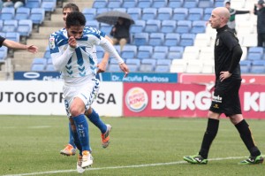 La mejoría del Recre ha sido evidente en los últimos partidos, brillando en todos ellos Chuli. / Foto: Josele Ruiz