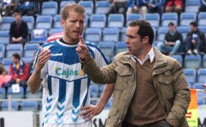 Sergi Barjuan habla con Morcillo durante el partido ante el Racing, y que no pudo acabar el defensor albiazul por lesión. / Foto: Josele Ruiz.