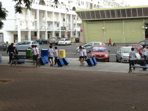 Los pequeños se están familiarizando con los contenedores de reciclaje.