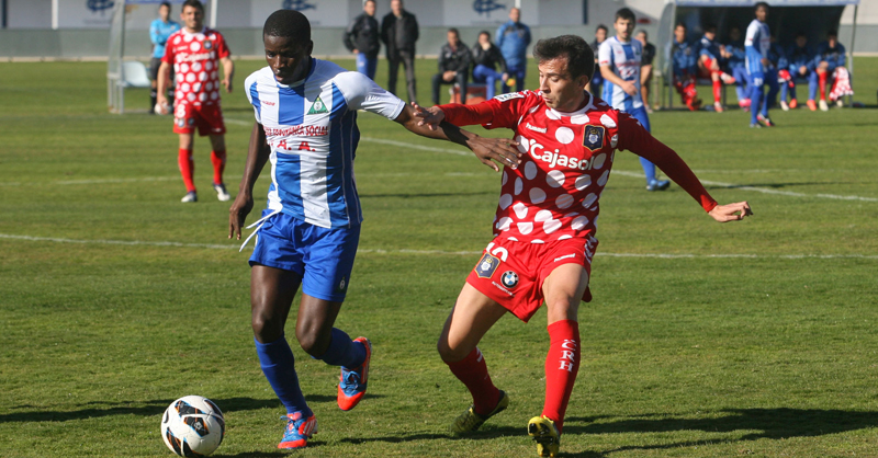 Jesús Rubio, a la derecha, completó un buen partido y además marcó un gran gol de falta directa ante el equipo angoleño. / Foto; Josele Ruiz.