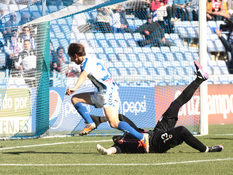 Alexander se perfila como titular ante la ausencia de Arana por lesión. / Foto: Josele Ruiz.