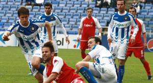 Fernando Vega, a la derecha en un segundo plano, durante el partido ante el Xerez. / Foto: Josele Ruiz.