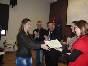 Las alumnas han recogido sus diplomas en la clausura. 