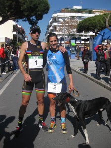 Emilio Martín y María Pujol, que aparece con su mascota, los ganadores del XIV Duatlón 'Playas de Punta Umbría'. 