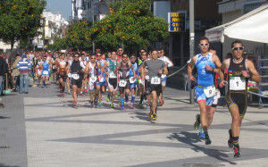 Emilio Martín, en primera posición, marcando el ritmo por las calles de Punta Umbría.