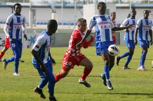 Adrián Mouriño, un baluarte en la medular del Recre B, en el partido ante el Bravo do Maquis. / Foto: Josele Ruiz.