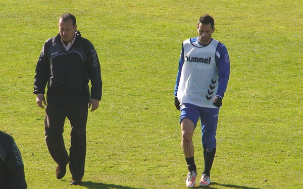 Arana, en el momento de retirarse en el entrenamiento del miércoles, con la herida en la pierda. / Fotos: www.recreativohuelva.com.