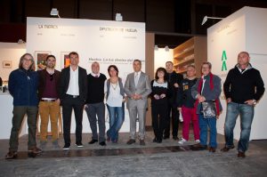 Ignacio Caraballo y Elena Tobar con un nutrido grupo de artistas onubenses en ARCO.