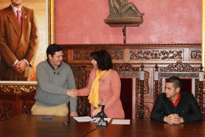 Damiana Ruiz, Rodrigo Gómez y Alberto Vidal en la firma del convenio.