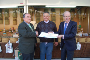 Díaz Cabrera recibe un cheque para el Banco de Alimentos.