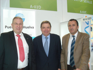 El gerente de Alveis Shipping, Henny Edenburg, el consejero Luis Planas, y el jefe del Departamento Comercial y Marketing del Puerto de Huelva, Manuel Vega.