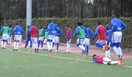 Los jugadores angoleños durante un entrenamiento en su concentración en Portugal.