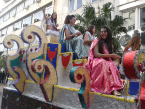 La carroza de la Choquera Mayor del Carnaval Colombino cerró el desfile. 