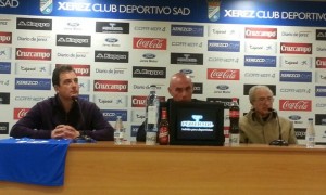 Carlos Ríos, en su presentación, flanqueado por el secretario técnico Miguel Ángel Rondán -izquierda-, y Juan Verdú, presidente de honor del Xerez. / Foto: R. N.