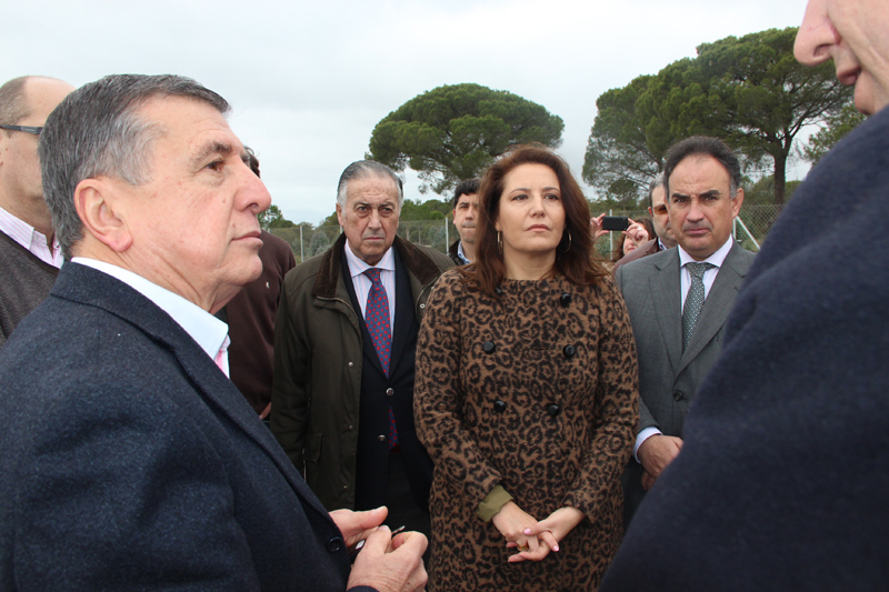 Visita de la delegada del Gobierno en Andalucía a la balsa de Lucena.