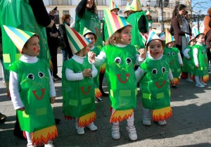 Los más pequeños han llenado de colorido las principales calles del centro de Cartaya.