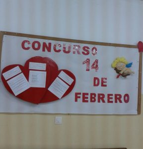 Mural donde se exponen las obras ganadoras en el certamen de cartas de amor.