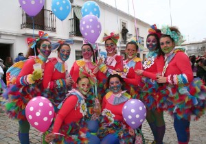 Numerosos personas de todas las edades participaron en el desfile carnavalesco de Cartaya.