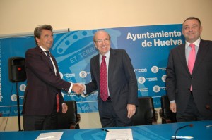 El director regional de DIA, Francisco Pou, y el alcalde de Huelva, Pedro Rodríguez, en la firma del convenio de colaboración