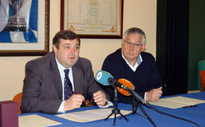 El rector de la Universidad de Huelva, Francisco José Martínez López, junto al presidente del Recreativo de Tenis, Félix Pérez Romón dieron a conocer el convenio.