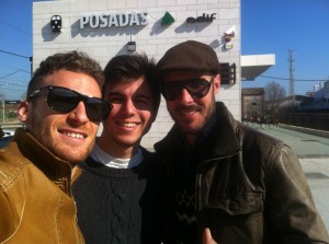 De izquierda a derecha: Elías Pérez el director, junto a los actores Borja Hernández y el sanjuanero Rafa Romero. / Foto: Conchi Avilés.