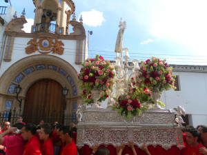 La Cruz de Arriba durante su tradicional recorrido en el mes de mayo, con la capilla al fondo.