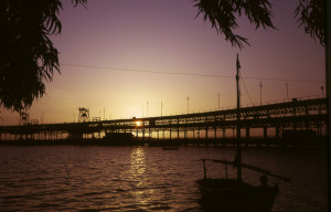 Atardecer con barca de vela en el embarcadero de Riotinto. Navidad 1969. / Foto: J.R. Manzano