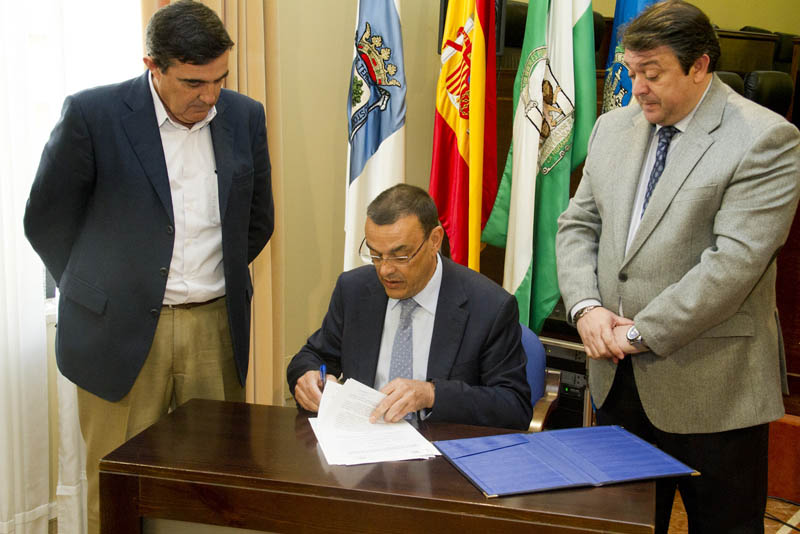 El presidente de la Diputación, junto a los delegados de Educación y Empleo, durante la firma del convenio.