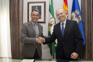 El presidente de la Diputación y el presidente de Resurgir, durante la firma del convenio.