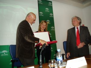 Pablo Juliá recibe en presencia de María del Mar Alfaro una placa conmemorativa de manos de José Luis Ruiz.