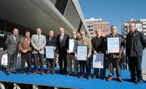 Los homenajeados junto al alcalde de Huelva, Pedro Rodríguez.