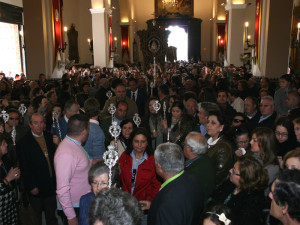 Una vez delante de la Virgen, el coro de San Juan le rezó la salve acompañado por cientos de rocieros.